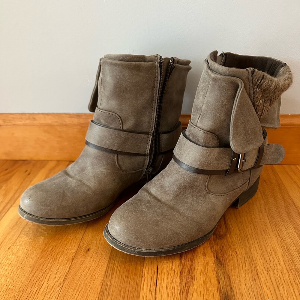 Gray rugged booty, size 6 1/2, authentic American heritage